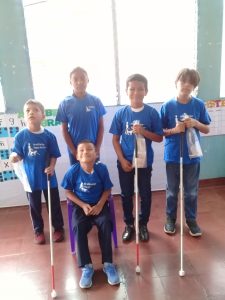 Niños reciben bastones